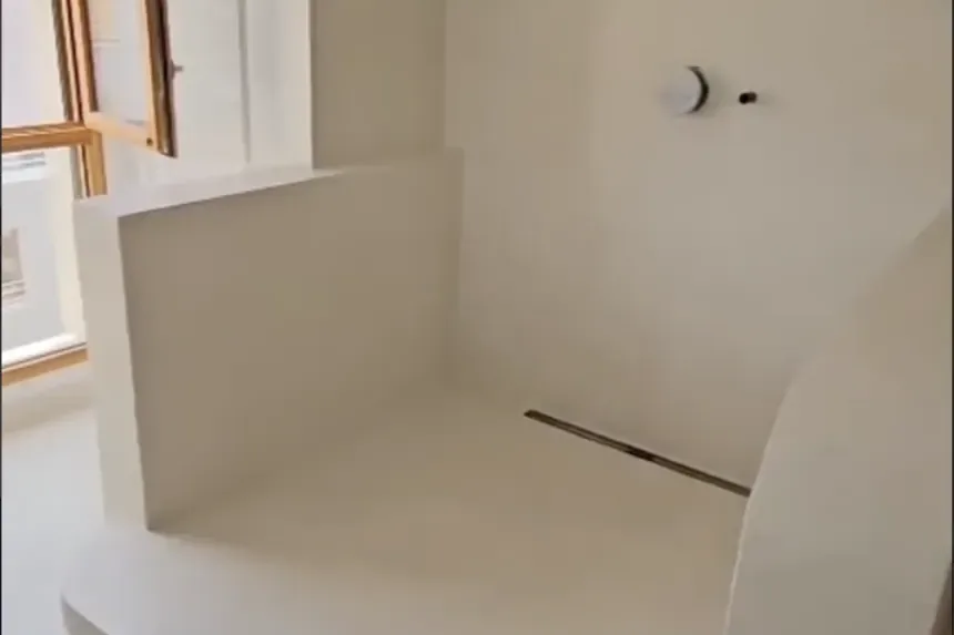 Salle d'eau réalisée par MANA DECO, entièrement finie en béton ciré : plan, niches et sol sans joint