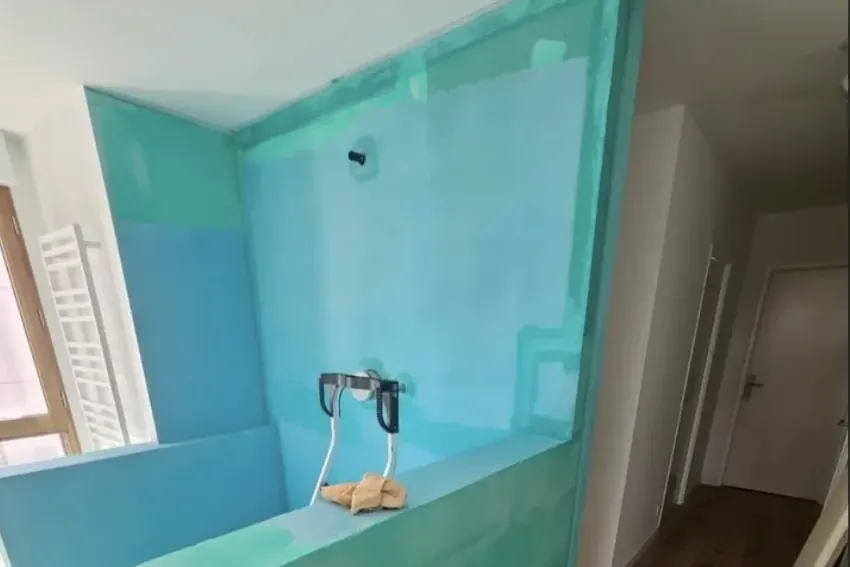 Douche maçonnée par MANA DECO, membrane d'étanchéité appliquée avant la finition