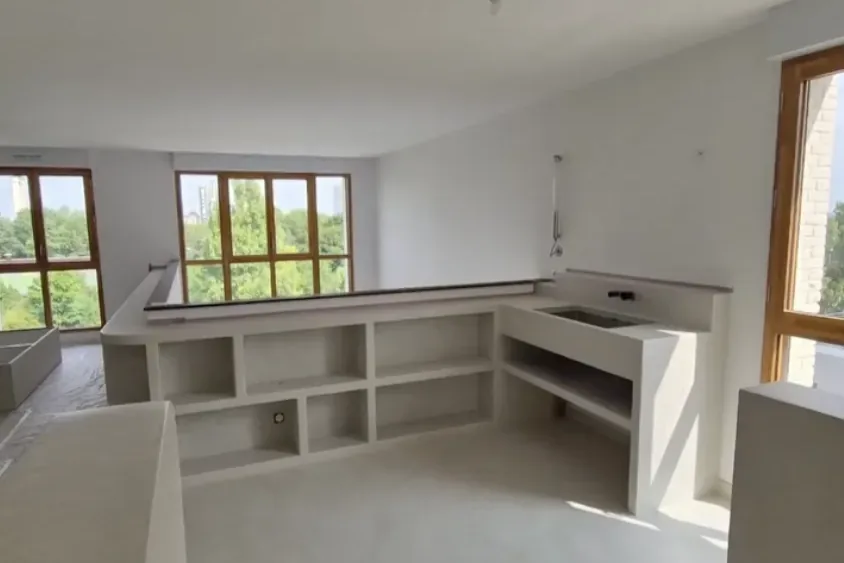 Salle d'eau terminée par MANA DECO : murs, plan et sol entièrement réalisés en béton ciré